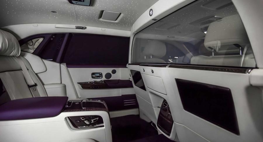 Интерьер Rolls-Royce Phantom Privacy Suite 2019 года  (фото 5 из 11)